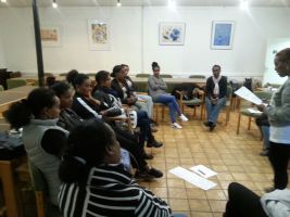 Schulungsrunde für afrikanische Geflüchtete in Frankfurt am Main