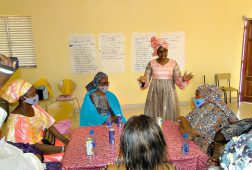 Frauen bei gemeinsamer Projektarbeit in Podor